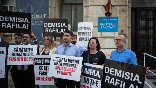 Protest USR la Ministerul Sănătății după tăierea celor 700 de milioane din PNRR pentru șase spitale: Demisia, Rafila! Spitale nu vorbe goale