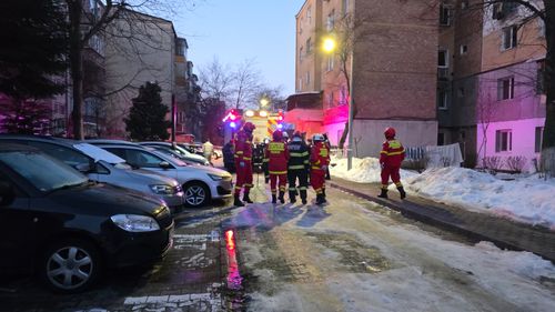 FOTO Explozie într-un bloc din Alba: 22 persoane au fost evacuate / Doi locatari au ajuns la spital / Bărbatul rănit va fi transferat în străinătate, anunță Ministerului Sănătății