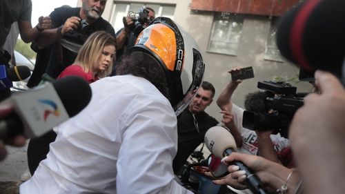 FOTO/VIDEO Tatăl lui Vlad Pascu și-a pornit motoscuterul și a plecat în trombă în timp ce era înconjurat de jurnaliști, care s-au ferit pentru a nu fi accidentați / Polițiștii cercetează incidentul / Bărbatul, adus la locul faptei pentru anchetă