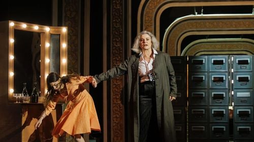 La Teatrul Evreiesc de Stat actorii joacă păziți de jandarmi / Autoritățile au fost sesizate în urma unor amenințări pe TikTok / ”Atât Jandarmeria, cât şi Poliţia sunt alături de noi. La premiere, la spectacole, patrulează, au grijă”