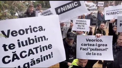 VIDEO Viorica Dăncilă, aşteptată cu lumânări şi coroane funerare la Spitalul Judeţean din Târgu Mureş: ”Stai, Veorica, nu fugi, că de-o carte nu-i muri”