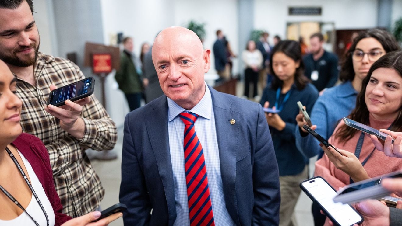 Pentagonul îl ameninţă pe senatorul democrat Mark Kelly cu convocarea în armată pentru a fi judecat pentru răzvrătire