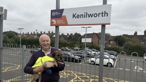 O gară din Marea Britanie a găsit soluția pentru pasagerii triști. A adoptat un câine cu uniformă care îi înveselește zilnic