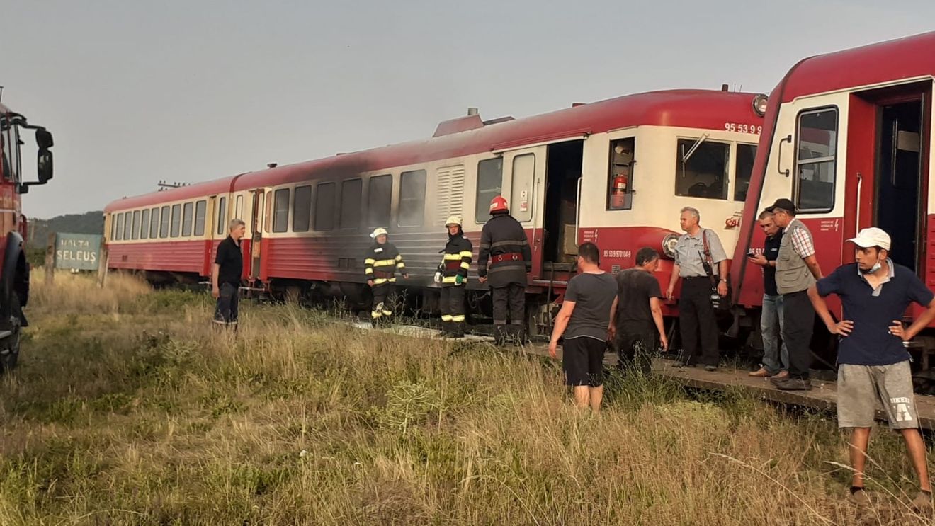 Incendiu la un tren de călători staționat în halta Macău, din Cluj/ Peste o sută de persoane s-au evacuat
