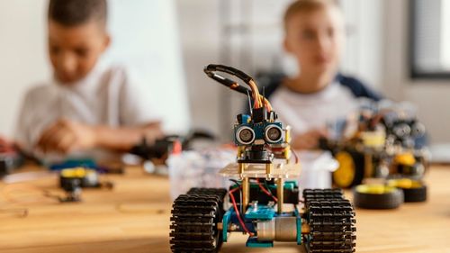Promoții LearnGate. Curs de computing și kituri de robotică: construiește și programează singur un Batmobile și propriul asistent virtual (Parteneriat)