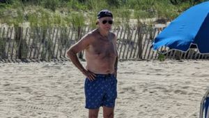 Aflat în vacanță, Joe Biden s-a afișat la bustul gol, prilej de multiple comentarii printre internauți