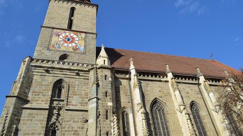 Porumbeii și poluarea excesivă din centrul istoric al Brașovului afectează statuile de pe Biserica Neagră / Se desfășoară lucrări de reabilitare a fațadei și a unor statui