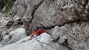 Au fost reluate căutările în cazul turistului rătăcit pe traseul Piciorul Pietrei Arse/ Este căutat de sâmbătă seara