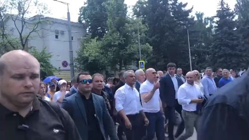 UE recunoaște Guvernul condus de Maia Sandu/ Republica Moldova va avea alegeri anticipate în 6 septembrie/ Plahotniuc a fost înconjurat de bodyguarzi tot timpul mitingului. Susținătorii oligarhului au aruncat curcani vii în curtea Președinției