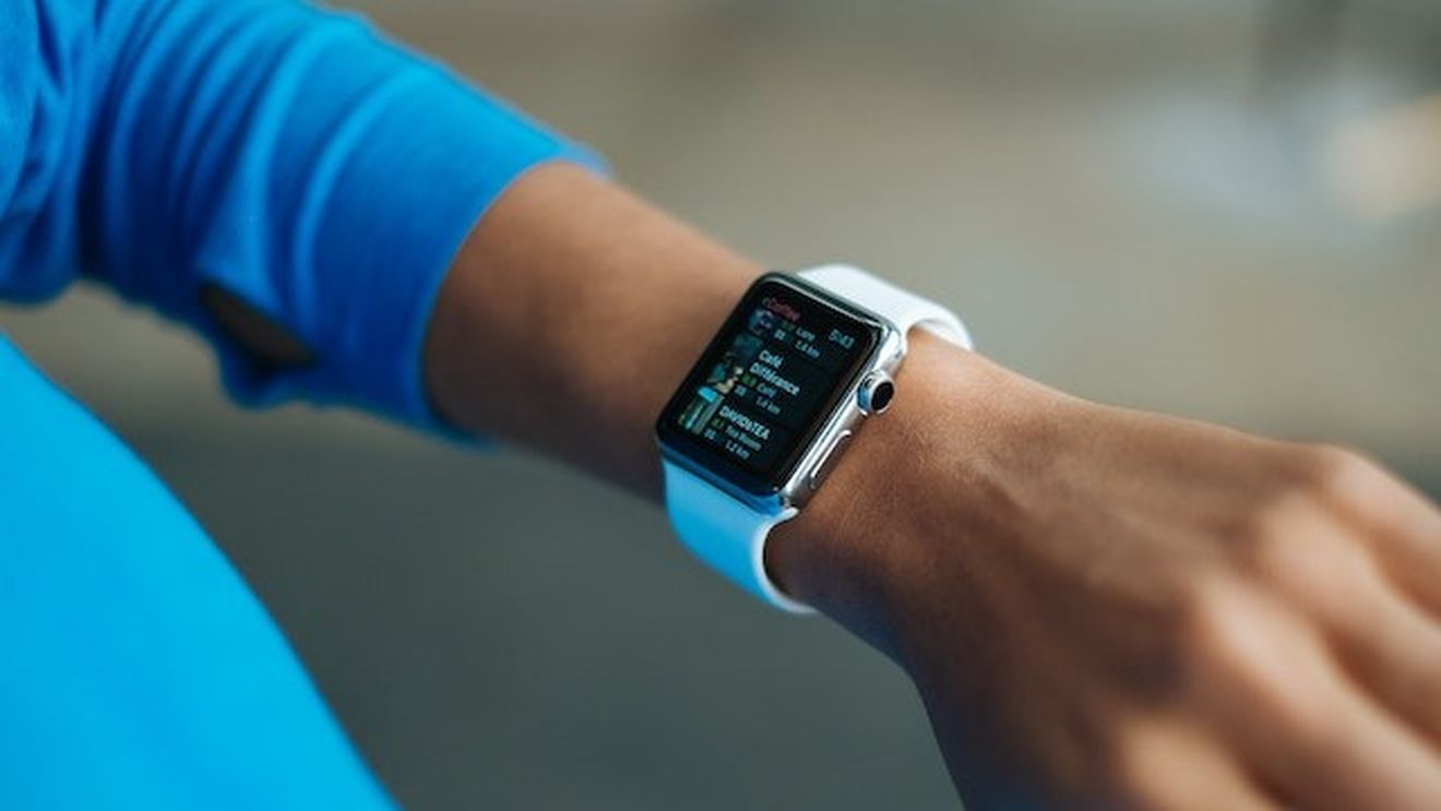 Ceasurile inteligente și brățările de fitness ar putea declanșa atacuri de cord la pacienții vulnerabili (studiu)