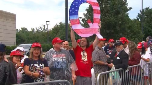 Avalanșă de teorii ale conspirației. Ce cred adepții QAnon și stânga americană despre infectarea cu coronavirus a lui Trump