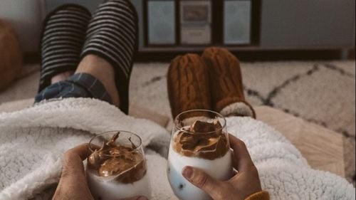 La ce ne uităm de Revelion: Lista cu cele mai noi 127 seriale, sezoane și filme de pe Netflix, HBO și Amazon