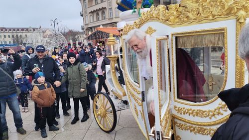 FOTO Moș Crăciun a sosit cu o caleașcă electrică la Târgul de Crăciun din Oradea