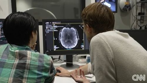 Cercetătorii demontează mitul „demenţei digitale”: Tehnologia ar putea proteja sănătatea cognitivă la vârstnici