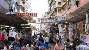 Școlarii din Hong Kong vor învăța de la 6 ani despre imixtiunea străină, poliţie şi Armata de Eliberare a Poporului și să "asculte cu respect" imnul naţional / Noile linii directoare ale programei şcolare, impuse de China