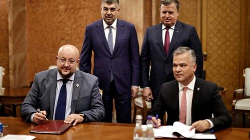 Pauza de respirație. Șeful CJ Vâlcea, fotografiat în timp ce pare că scrie pe coperta unui document. PLUS: Cum își freacă mâinile înainte de semnarea contractului de 140 milioane euro