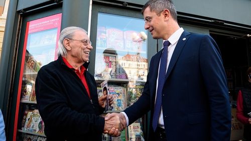 VIDEO Dan Barna, către câștigătorul Cupei Campionilor Europeni: Vă dau un autograf? Reacția lui Emerich Jenei și a unui cetățean de pe stradă