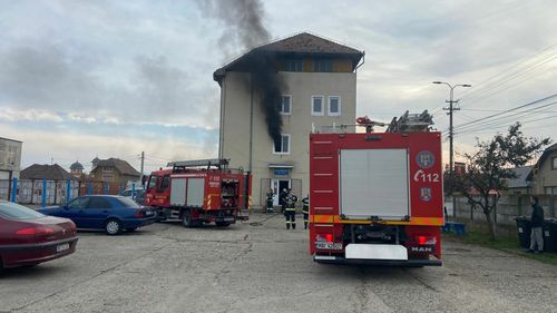 Alba: Incendiu izbucnit la internatul Liceului Sportiv din Sebeș / În clădire nu s-ar fi aflat persoane