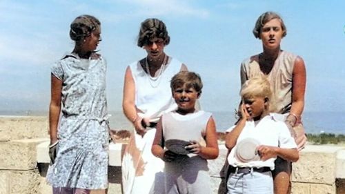 VIDEO Palatul Reginei Maria din stațiunea Mamaia și imagini cu Regele Mihai și Prințul consort Philip, soțul Reginei Elisabeta a II-a a Marii Britanii, reeditate de jurnaliști constănțeni