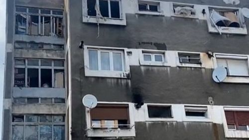 Explozie într-un bloc de garsoniere dintr-o localitate din Bihor, trei persoane având nevoie de îngrijirile medicilor / Peste 30 de persoane au fost evacuate / 14 locuinţe au fost afectate