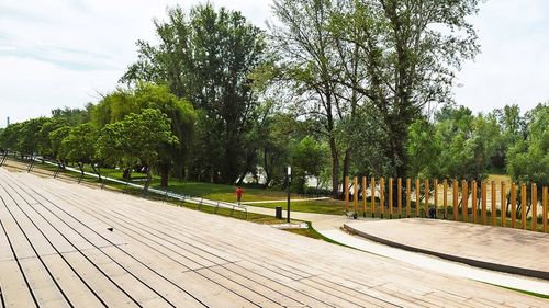 A fost inaugurată zona de promenadă de pe malul Someşului, în Satu Mare /  Teatru de vară, un pavilion expoziţional şi pontoane pe râu / 8,5 milioane de lei, bani europeni