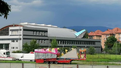 Acoperişul bazinului de înot din Miercurea-Ciuc a fost avariat de o furtună puternică/ Vântul a dărâmat și o coloană decorativă de la memorialul ostaşilor sovietici