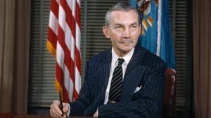 Ministrul apărării, atacat pe Facebook de Ambasada Rusiei la București. Gabriel Leș, comparat cu un fost secretar de stat american care s-a sinucis la începutul războiului rece strigând ”vin rușii!”