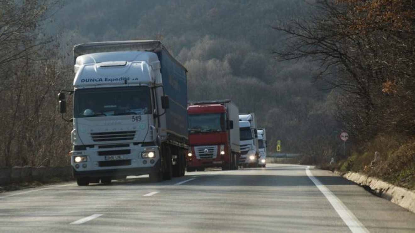 Transportatorii cer guvernului să scutească șoferii de TIR care vin din străinătate de obligația carantinei de 14 zile: Transportul internațional de mărfuri a scăzut cu circa 15%