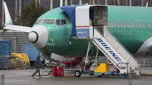 Un Boeing 767 îşi pierde toboganul de urgenţă după decolare şi se întoarce pe Aeroportul JFK la New York. La bordul aeronavei se aflau 176 de pasageri, doi piloţi şi cinci membri ai echipajului