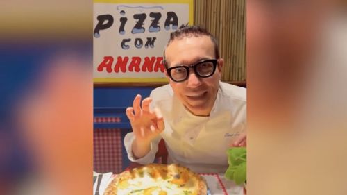 Napoletanul Gino Sorbillo, considerat regele pizzerilor din Italia, a început să facă pizza cu ananas / Alăturarea fructului cu pizza e considerată în peninsulă un afront național / Istoria pizzei care produce oroare în Italia