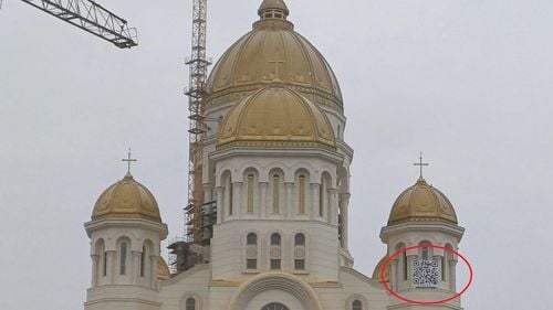 Catedrala Hi-Tech. Pe o turlă a Catedralei Naționale a apărut de curând un banner uriaș cu un cod QR. Care este explicația