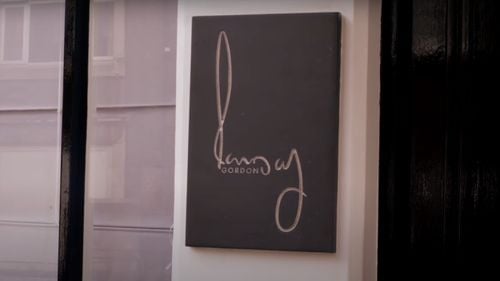 Londra: Militanți ecologiști au ocupat restaurantul de trei stele Michelin, deținut de Gordon Ramsay: „Printre felurile de mâncare regăsim carne de vită şi friptură, care au cea mai mare amprentă de carbon şi care utilizează cele mai multe terenuri pentru creşterea animalelor”