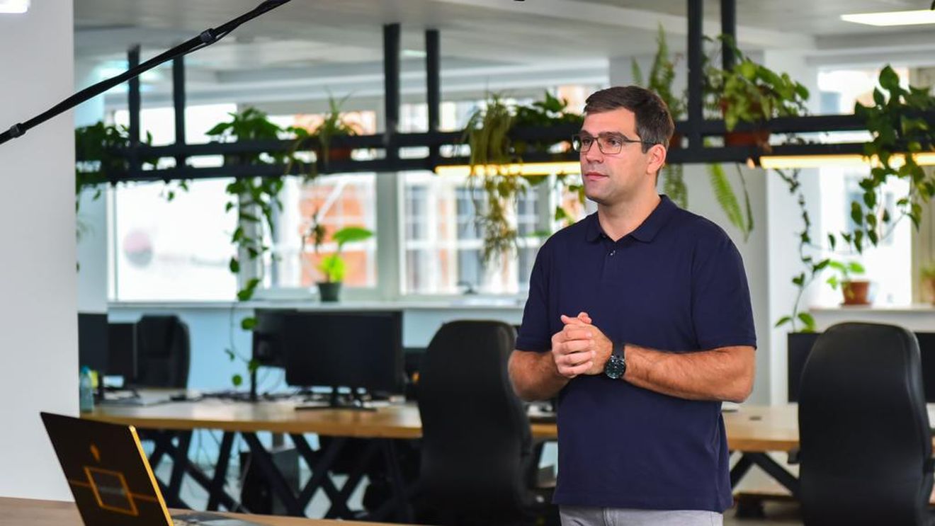 Detalii legate de ”Momentum”, primul concept de supercar electric dezvoltat integral în România. Interviu cu Ovidiu Toma, CEO al CryptoDATA