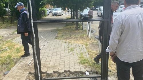 UPDATE Dorel de la Focșani: Un panou publicitar e amplasat pe mijlocul trotuarului, cu autorizație de la primărie / Primăria a oprit lucrările