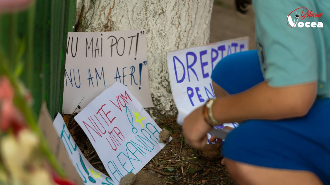 A treia zi de protest la Botoşani: Sute de oameni au iești din nou în stradă în faţa Maternităţii / Ei acuză medicii că au lăsat o tânără gravidă să moară fără a-i acorda îngrijiri medicale