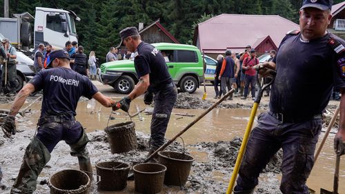 Un grup de pompieri din Dâmbovița, trimis la Broşteni să ajute sinistraţii