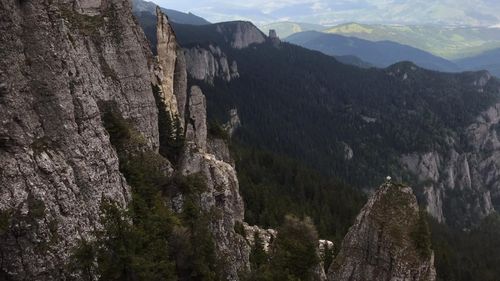 Unul dintre ”turnurile” de piatră din Masivul Ceahlău s-a prăbușit