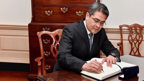 Zeci de membri ai forțelor de securitate din Honduras au înconjurat reședința fostului președinte Juan Orlando Hernandez, după ce Statele Unite au cerut arestarea și extrădarea acestuia