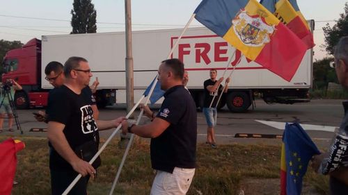 VIDEO Prima coloană de mașini cu români veniți pentru mitingul din 10 august, întâmpinată la graniță cu aplauze. Protestatar: Vrem să ridicăm țara să fie alături de noi