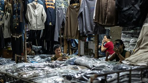 Produsele contrafăcute și pirateria continuă să prospere în Vietnam, în timp ce se apropie termenul-limită pentru posibile taxe vamale impuse de SUA