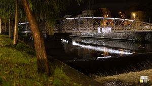 Instalația „Te aștept” amplasată în Cluj a fost vandalizată / „A suferit pagube ireparabile” / A fost aruncată în râul Someș