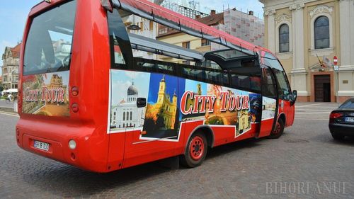 Autobuz turistic la dispoziția turiștilor, în Oradea / Călătorii trebuie să ţină cont de faptul că programul poate fi influenţat de condiţiile meteo