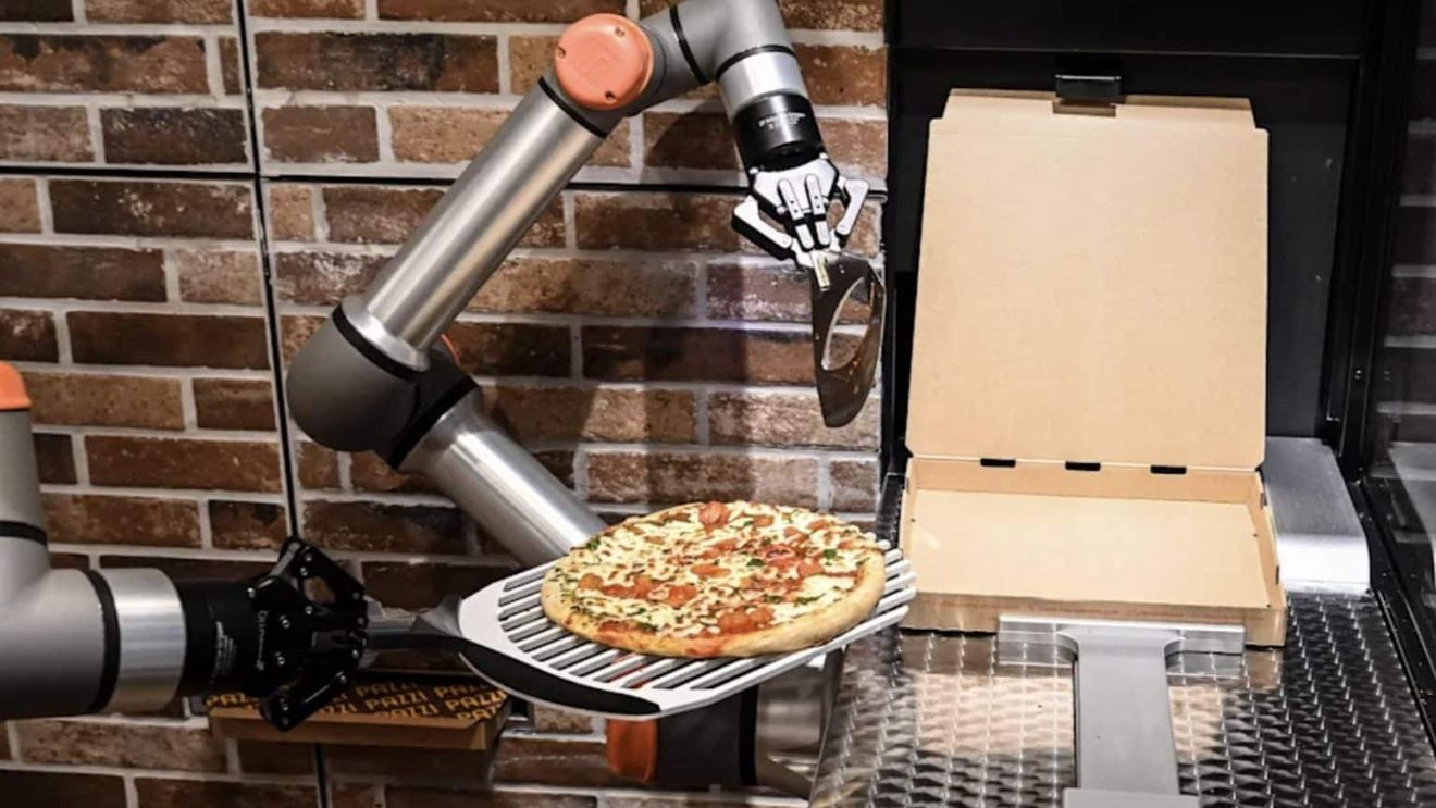 Restaurante deschise non-stop la Madrid și Paris, unde roboții prepară și servesc pizza/ Localurile funcționează fără niciun angajat uman