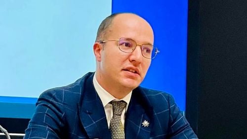 Facultatea de Drept din Iaşi a decis ca lectorul Alexandru Toader, fiul fostului ministru al Justiției Tudor Toader, acuzat că a hărţuit sexual două studente, să nu mai desfăşoare activităţi didactice până la clarificarea cazului