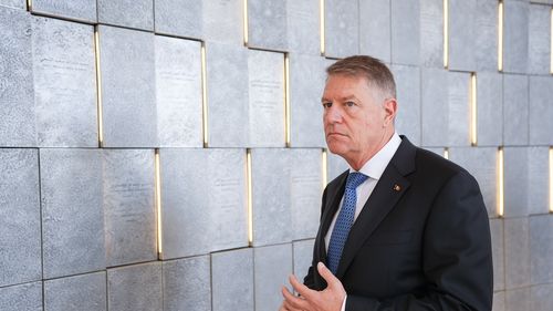 FOTO/VIDEO Ticul președintelui: Klaus Iohannis își freacă frecvent verigheta, în aproape toate aparițiile publice / Ce sunt și de ce apar ticurile