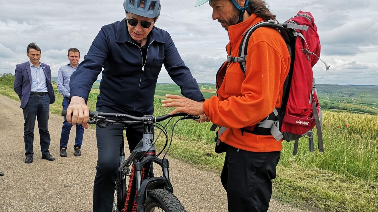 După un traseu cu bicicleta pe Via Transilvanica, Secretarul general adjunct al NATO, Mircea Geoană, în vizită la Baza 71 Aeriană de la Câmpia Turzii: Când vizitez ţări aliate, şi cu atât mai mult ţara noastră, România, vizitez unităţi militare