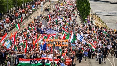 Steagul Secuiesc, prezent la mitingul pro pace organizat de Viktor Orban / Maghiari din Transilvania, transportați cu autocarul de FIDESZ la Budapesta