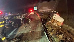 Un șofer de 26 de ani a murit și doi pasageri au fost răniți în urma unui accident cu o autoutilitară, pe autostrada A1, între Timișoara și Arad