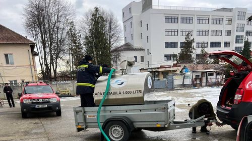 Spitalul din Victoria, alimentat cu apă cu ajutorul ISU / Apa orașului nu mai e potabilă, după ce rezervorul care alimentează mai multe localități a fost poluat cu motorină