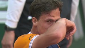 VIDEO Cinci ore de meci-maraton la Roland Garros/ Câștigătorul, care s-a calificat în turul trei, a plâns la finalul partidei